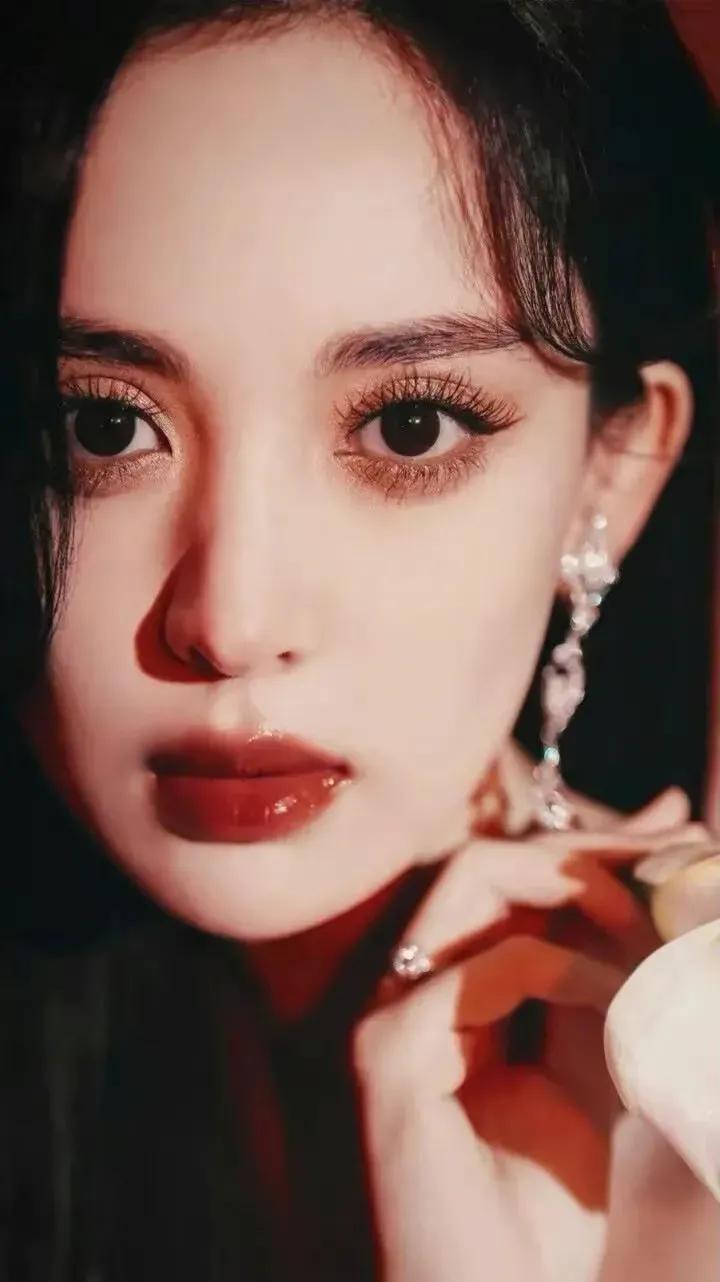 回眸一笑太阳当空照,一轮圆月当空