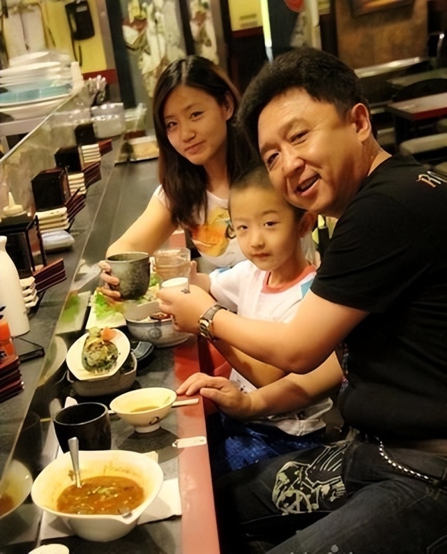 于谦与14岁大儿子首次同台视频,于谦小10岁娇妻真容曝光