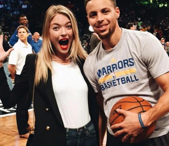 库里维密照片,库里女粉丝五次登上维密大秀