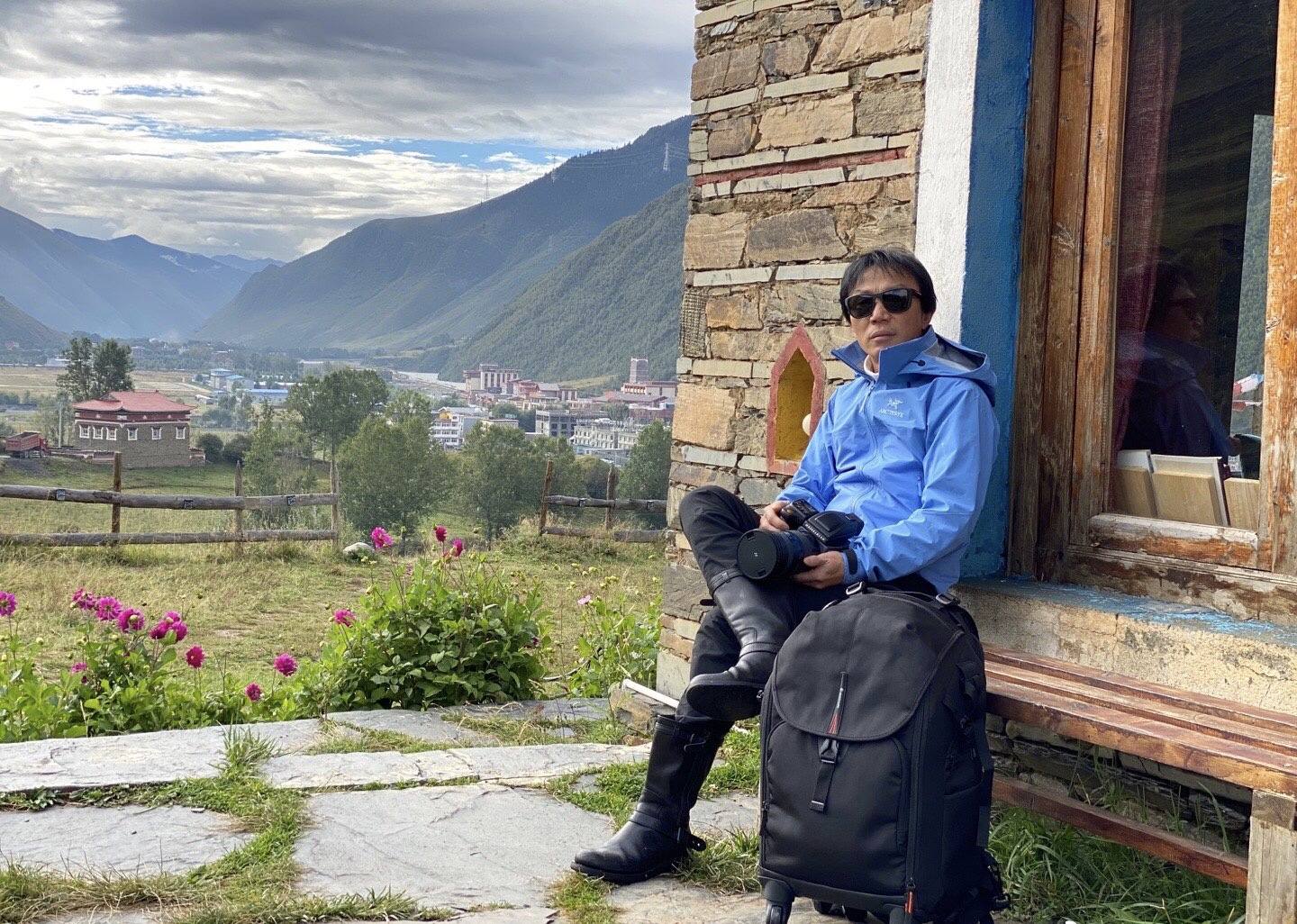 54岁四川男人，开蛋糕店身家20亿，离婚后玩摄影去过53次非洲