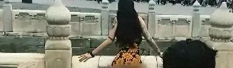 露出*体下**！女子在多个地标故意猥亵，照片曝光