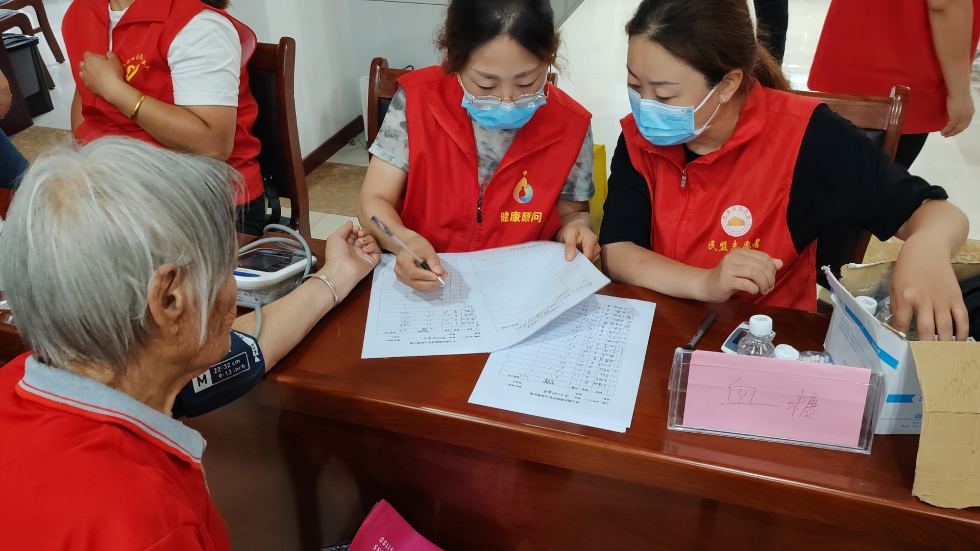 市三院联合宏仁堂“服务百姓健康行动”走进周村公共资源交易中心