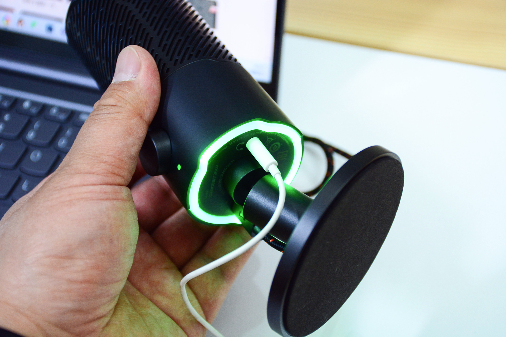 头部UP主推荐的麦克风，JBLQuantumStream，即插即用两种拾音模式