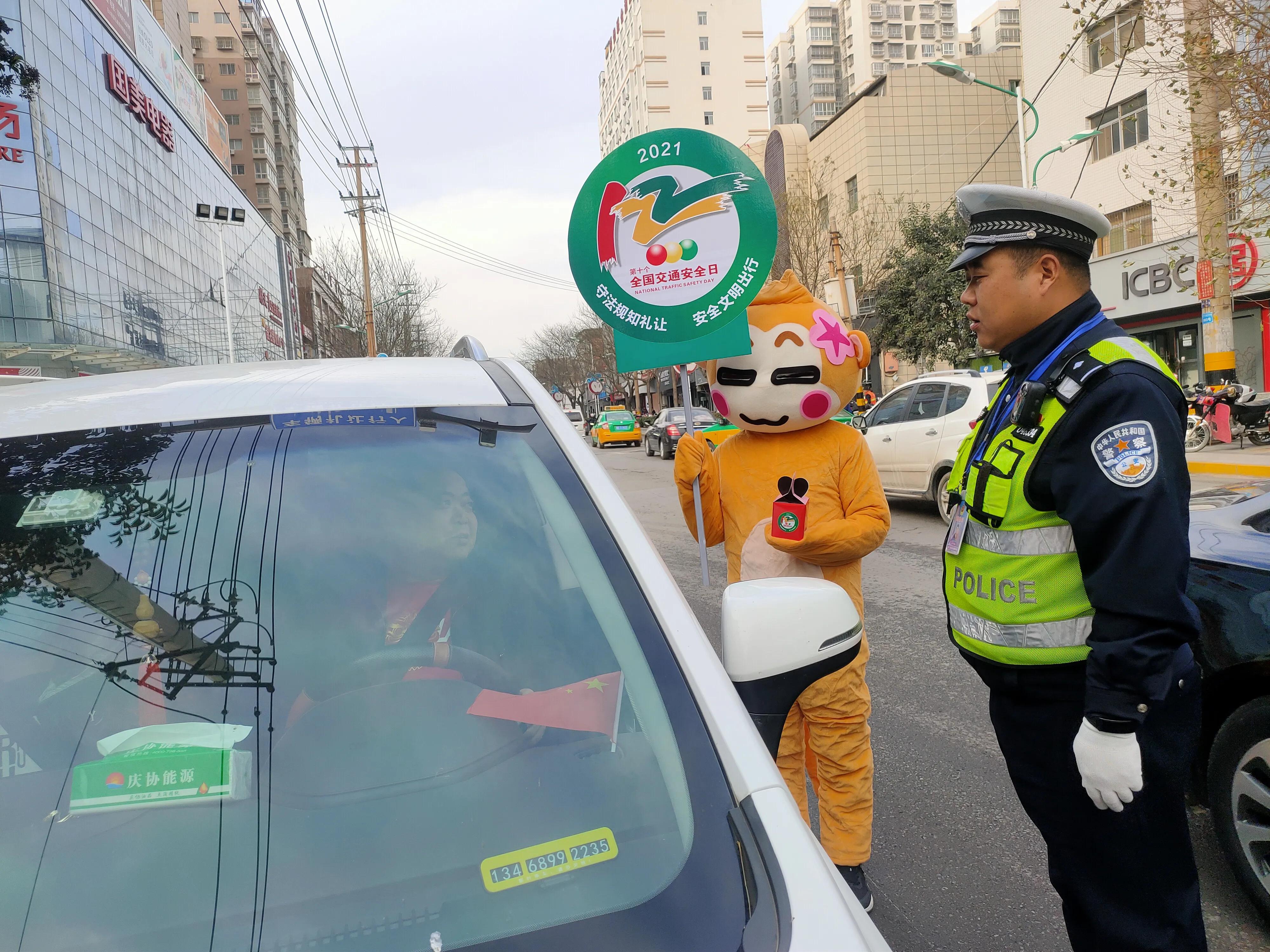 霜染枫林叶更红——记白水公安城区交警李枫同志