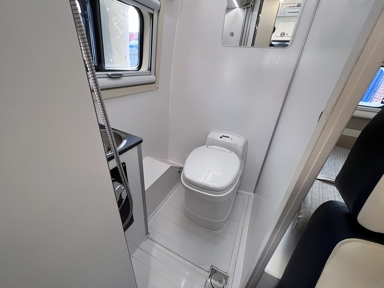 卫航v570房车价目表,卫航v570房车纵床