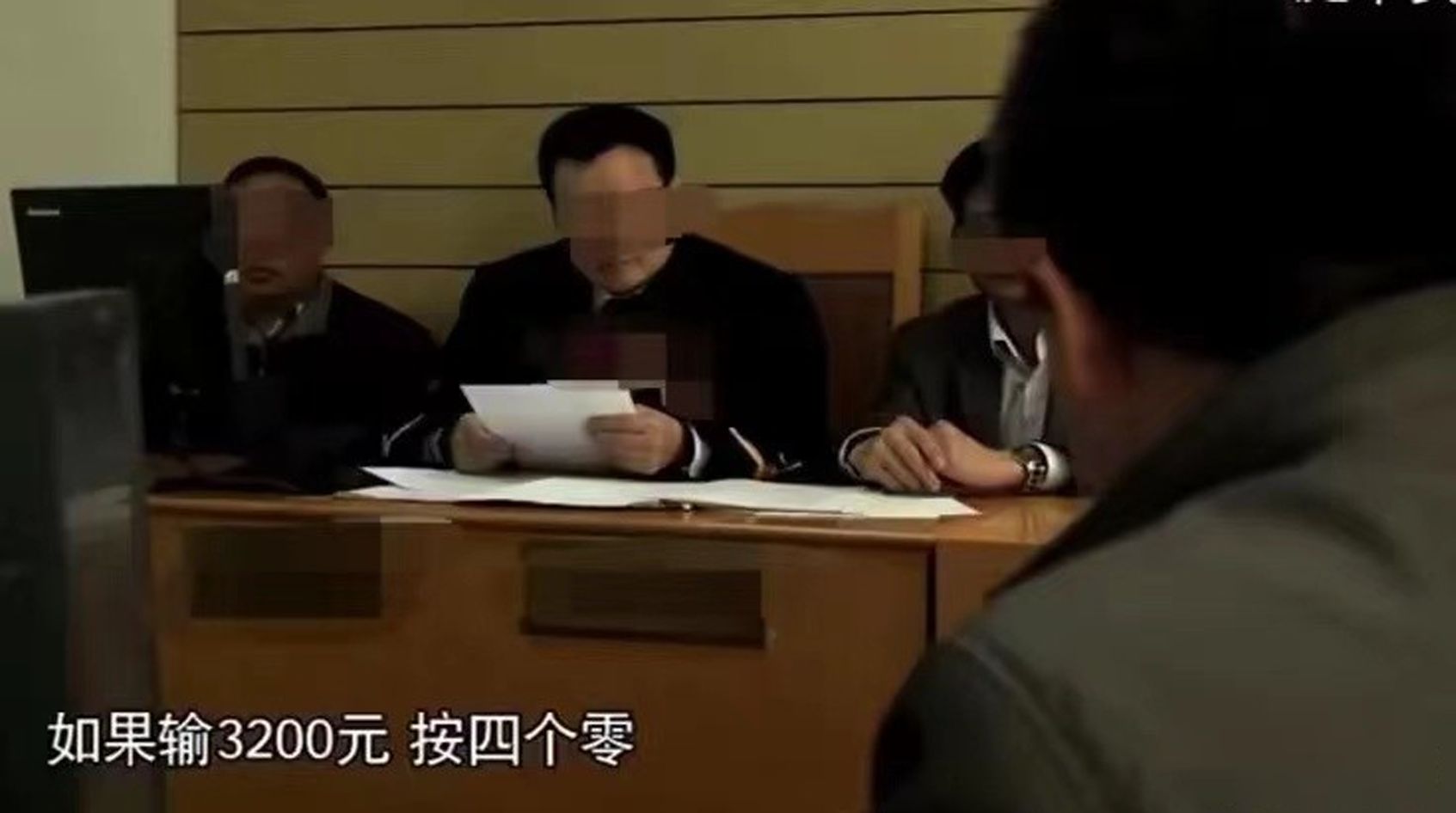 一名男子上超市买了一瓶饮料,男子到超市买酒