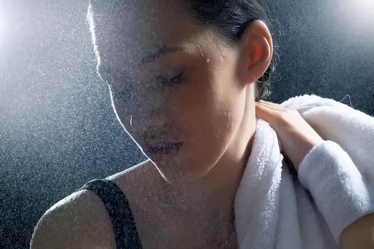 动不动就出汗尤其背后出汗多,泡脚出汗和不出汗是什么体质