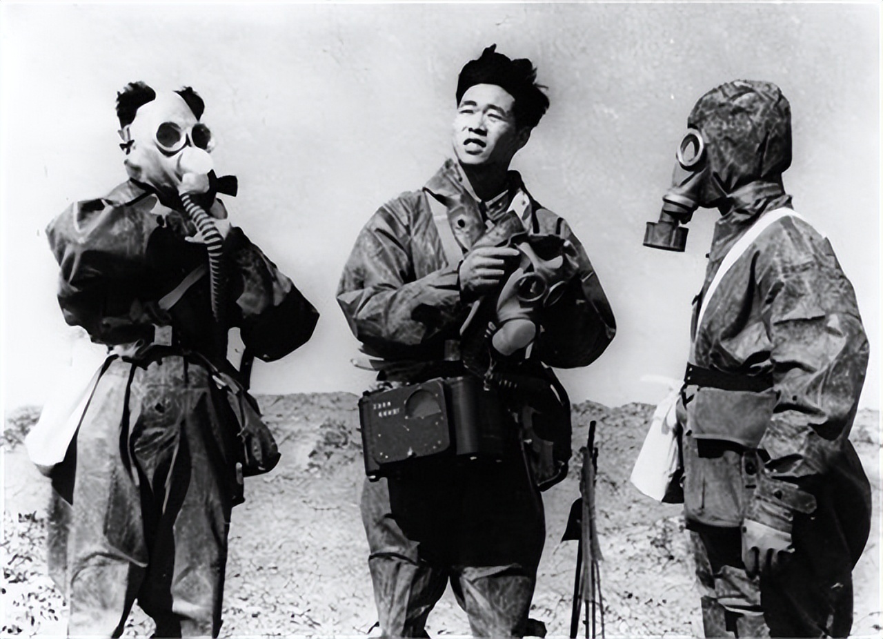 1964年原*弹子**爆炸成功,报纸刊登照片,周总理:把地面裁掉,为何