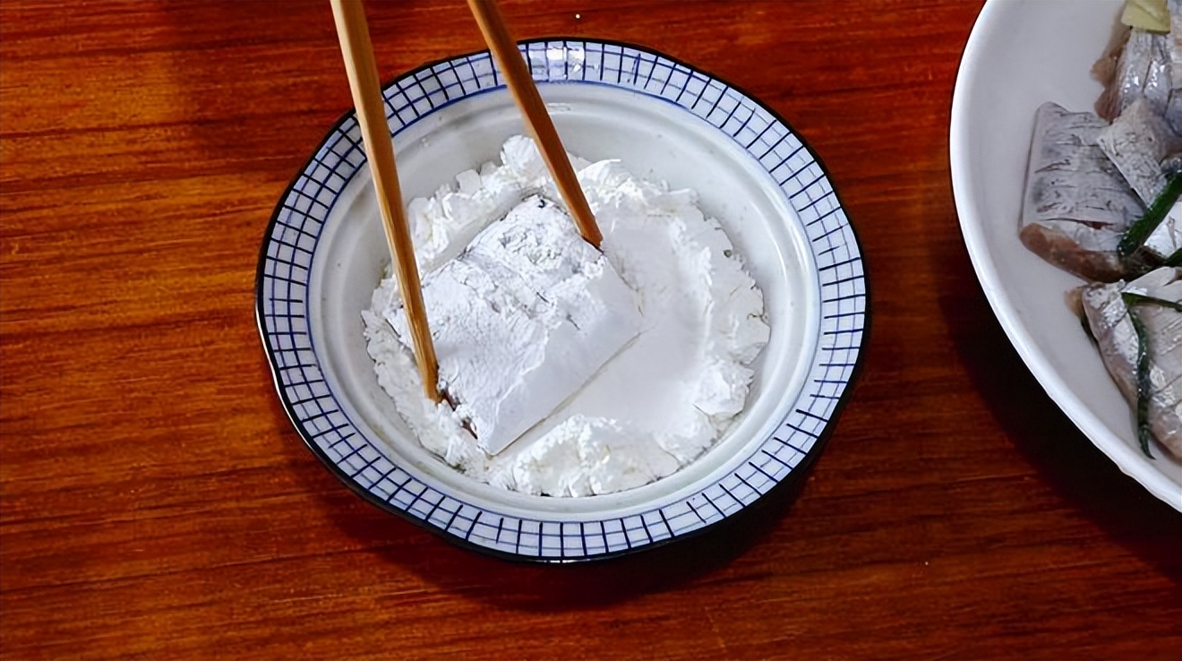 带鱼眼睛黄色跟白色有什么差别,买带鱼大眼睛的好还是小眼睛的好