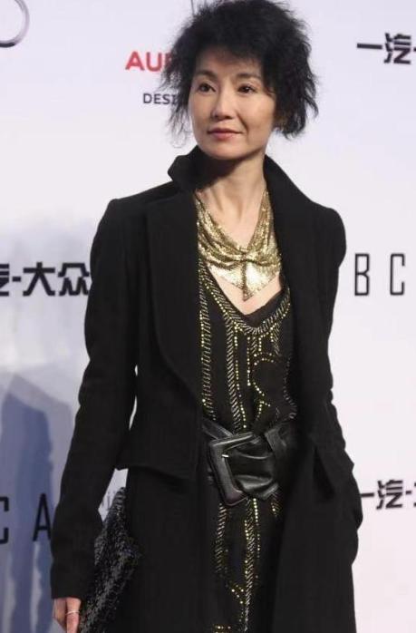 事实证明，独居贫民区、不婚无子的张曼玉，已经走上了另一条大路