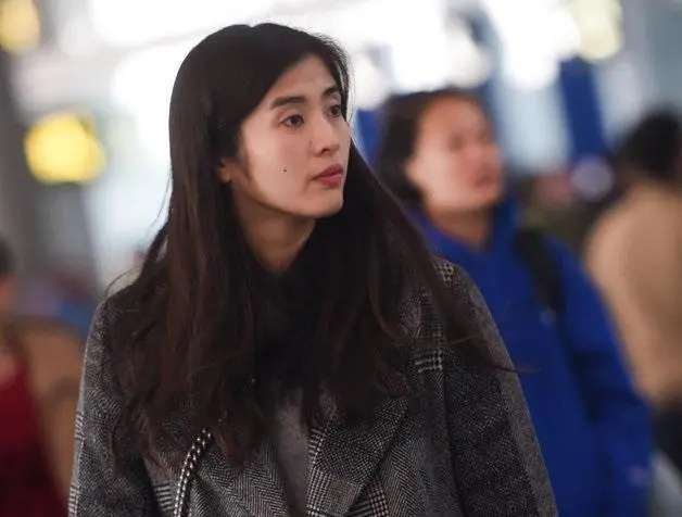 最美女足赵丽娜告别浪姐，身高1米88站在1米55周迅身边如巨人！