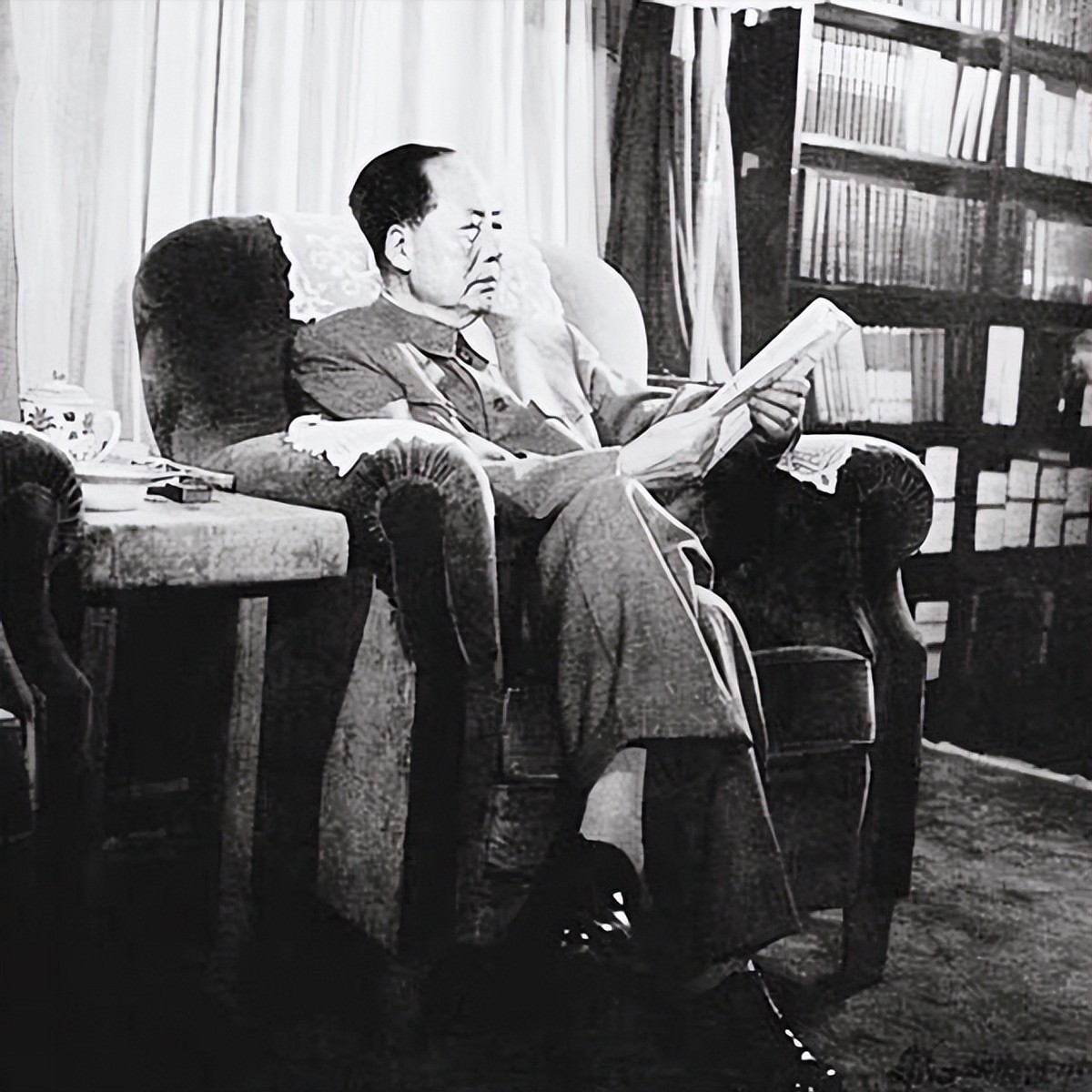 王光美回忆：为何*少奇刘**当选国家主席却没笑容？