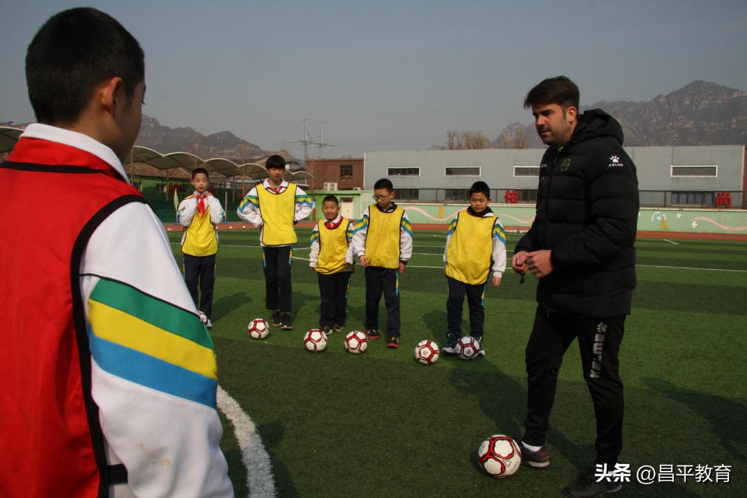 西班牙教练教中国学生踢球,中国足球学校西班牙教练