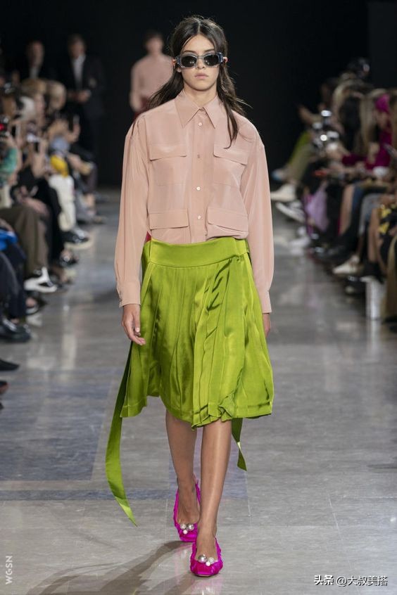 偏绿的卡其色配什么内搭,卡其色和绿色的搭配图片