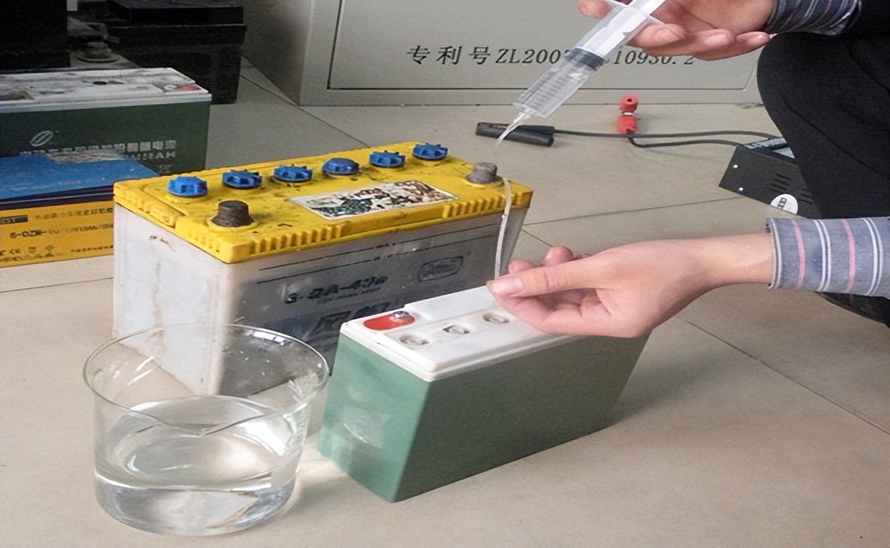 电瓶加了修复液充电鼓包怎么回事,电车电池胀了鼓包了还能充电吗