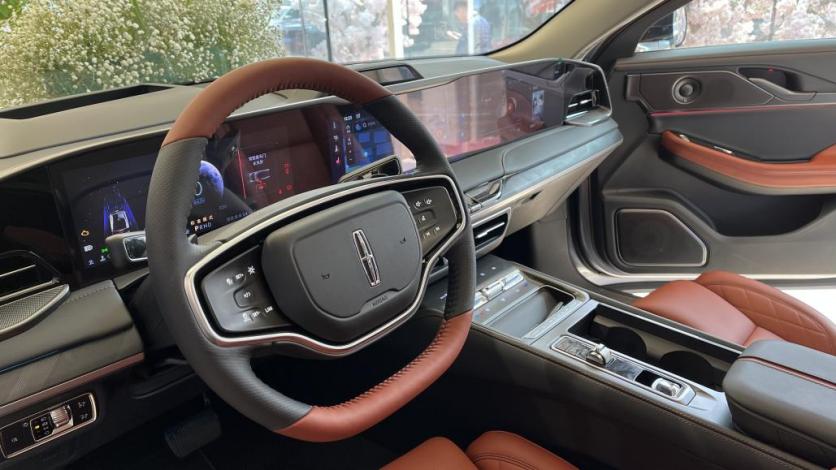 林肯大陆和奔驰c哪个好,林肯Z和奔驰e300对比