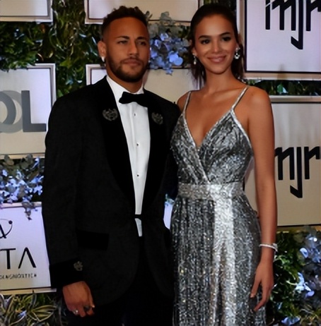 梅西获得金球奖c罗握手梅西,梅西工资卡给老婆