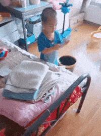 女孩子看起来外表美丽，其实裤袜已经掉到大腿根了！哈哈哈