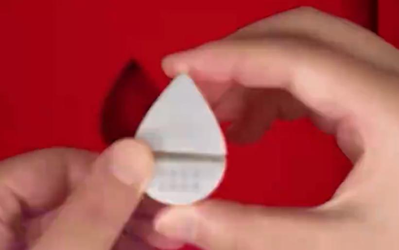 上海交通大学录取通知书里有一滴水，寓意饮水当思源，饱含关怀