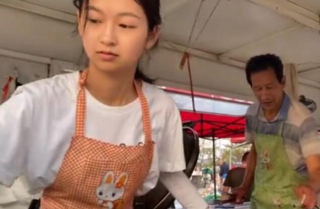 山西95后清纯女孩摆摊卖馅饼，1元一个，每天只睡5h也只卖2千块钱