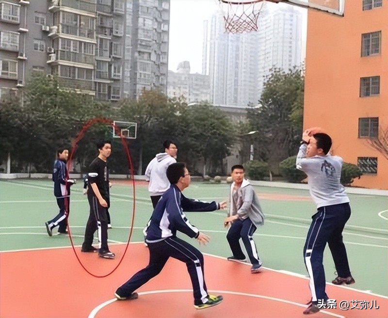 17岁篮球男孩下水救人,篮球少年救人