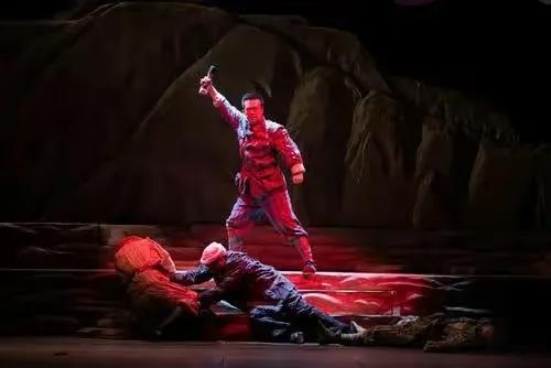 当舞台落幕时你必须站在中间,当人生落幕