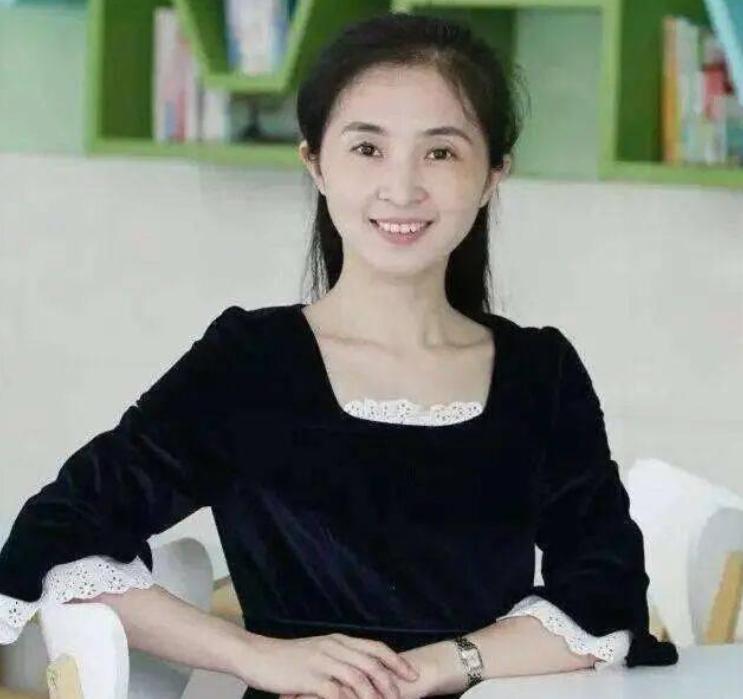 美女校长胡红梅堕落记：凭美貌走上巅峰，成“文字小偷”跌下神坛