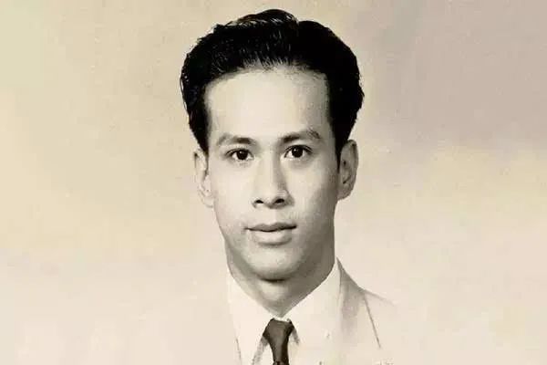 ​炒房、卖地？揭秘李嘉诚的发家史，靠这3场商战