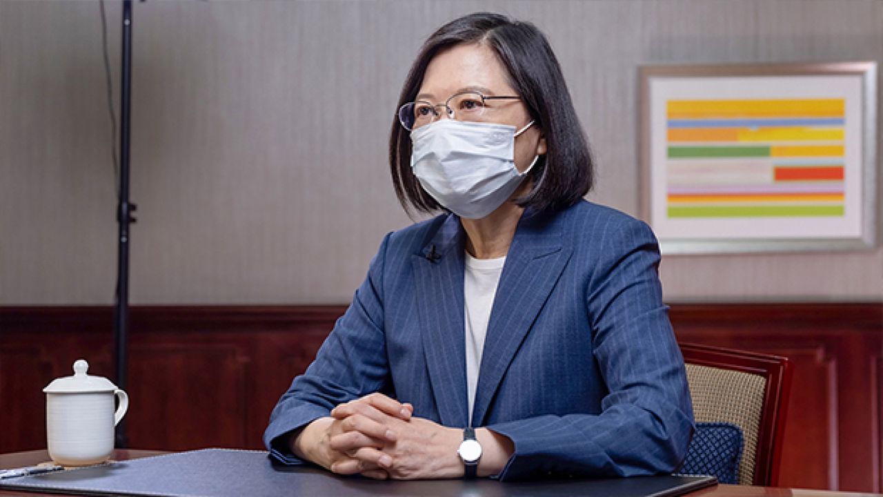 承诺反对“*独台**”后，国民*党**派团赴大陆访问，临行前声明不谈统一