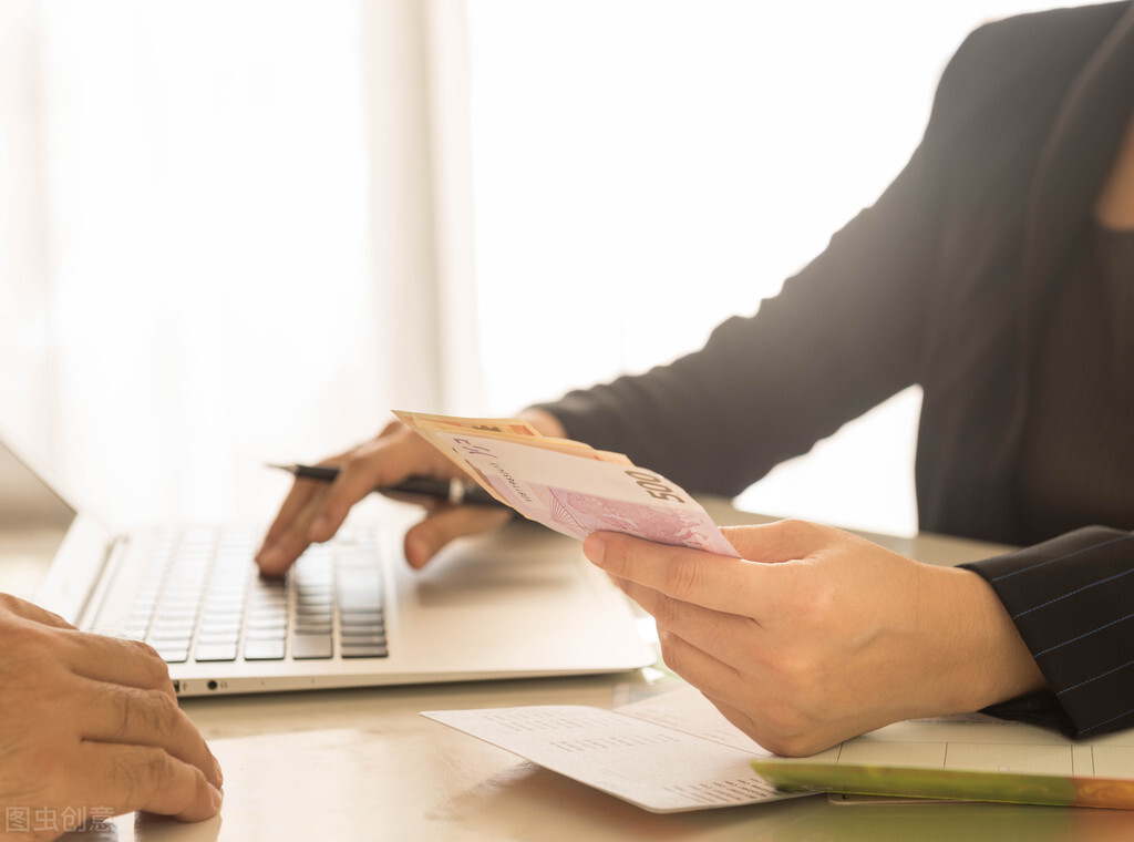 如果银行存款利率为4%，银行理财收益率也是4%，选哪个更好？