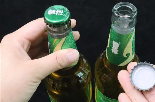 才发现，原先啤酒瓶盖里埋有小机关，把握以后小女生也能拧开
