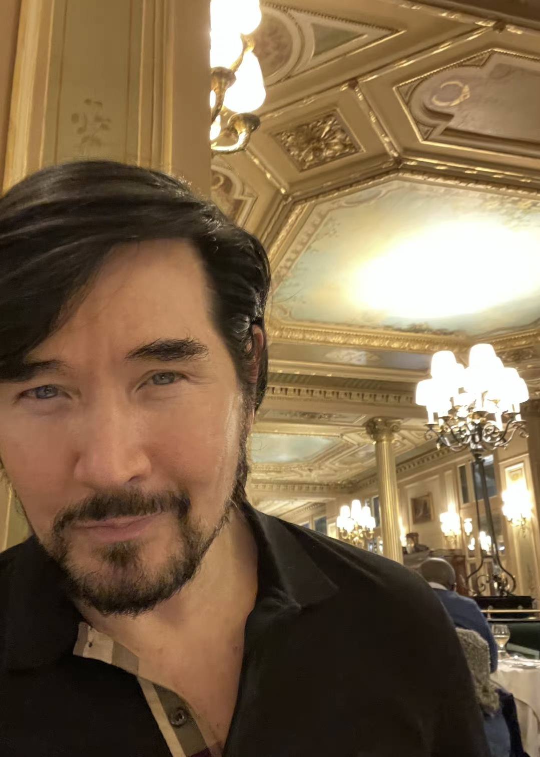 不婚、接廉价商演、走穴…一首歌唱一辈子的老牌歌星，现状各不同