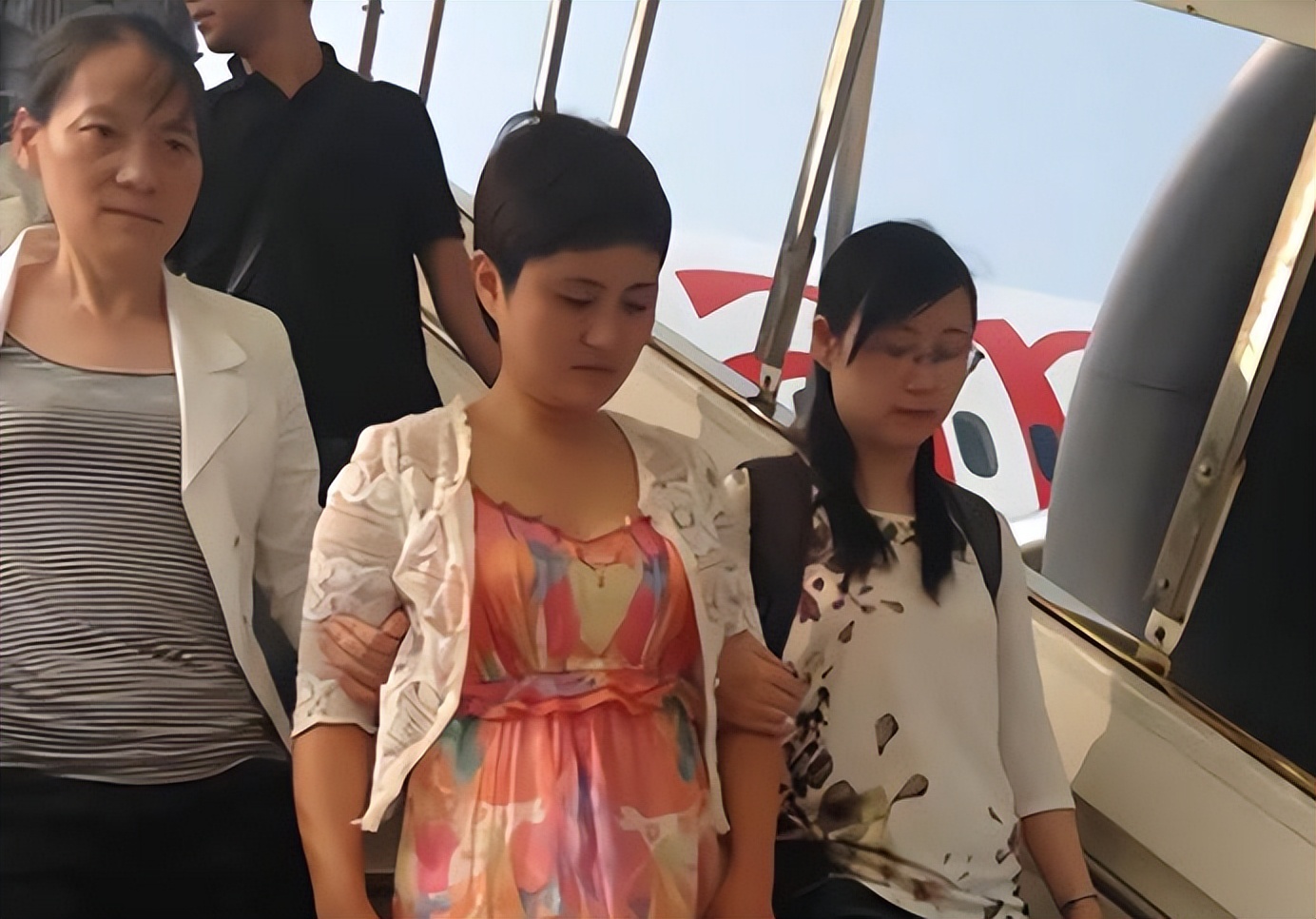 美女老板俞优静：卷走1.5亿逃往非洲，只因弟弟嗜赌如命？终覆灭