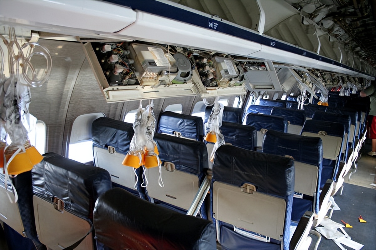 飞机出事空姐怎样安慰乘客情绪,飞机出事故怎么办