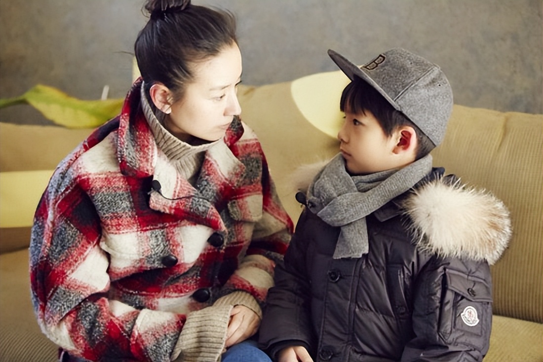 嘴对嘴接吻，当众强吻30岁女儿，没边界感的明星父母有多离谱？