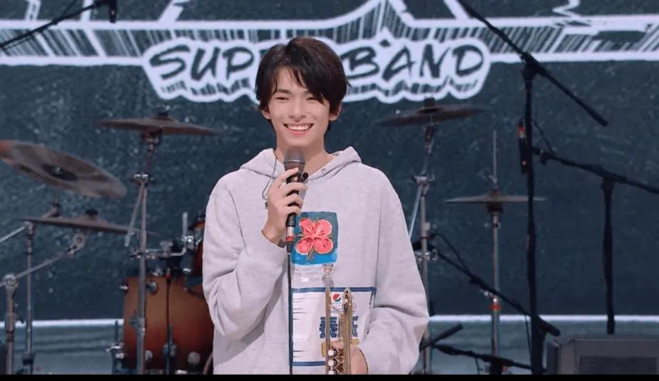 芒果台短剧《族长的赘婿》热播：霸道总裁变赘婿，青春偶像挑大梁