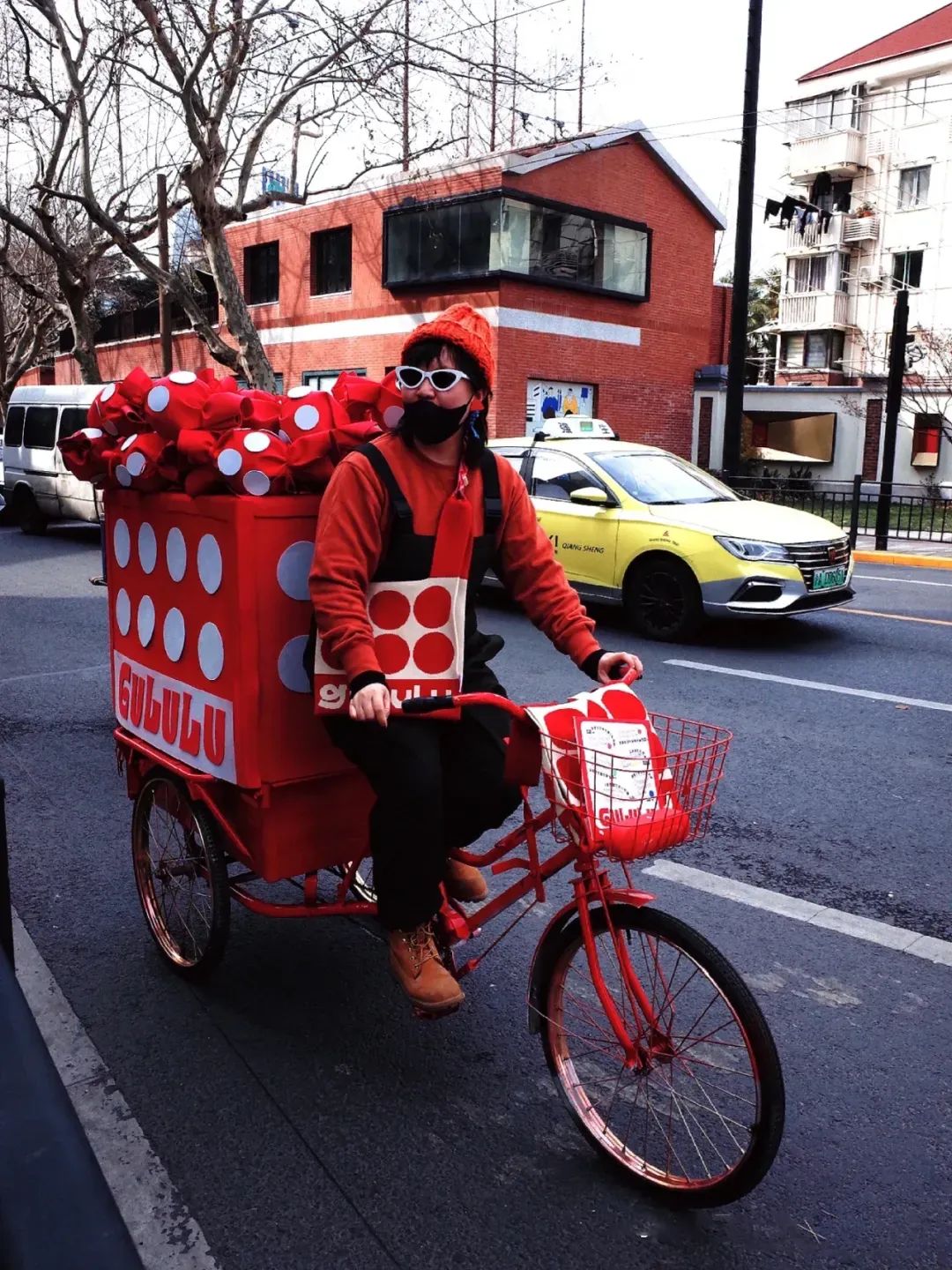 95后夫妻摆摊月入过万,摆地摊年薪百万