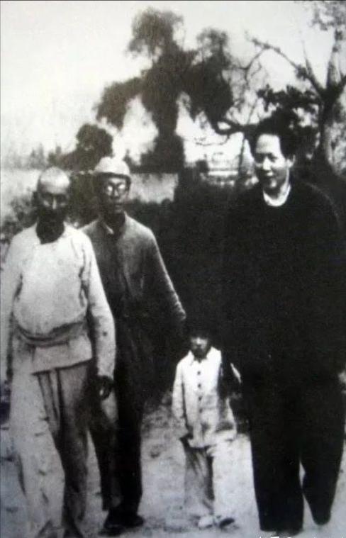 广为宣称的“劳动英雄”吴满有，曾让*德朱**、毛主席大为赞扬，为何