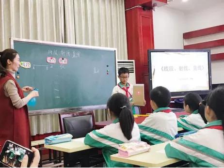 千万别和激光笔“对视”！13岁女孩只因看了一眼，眼底被灼伤