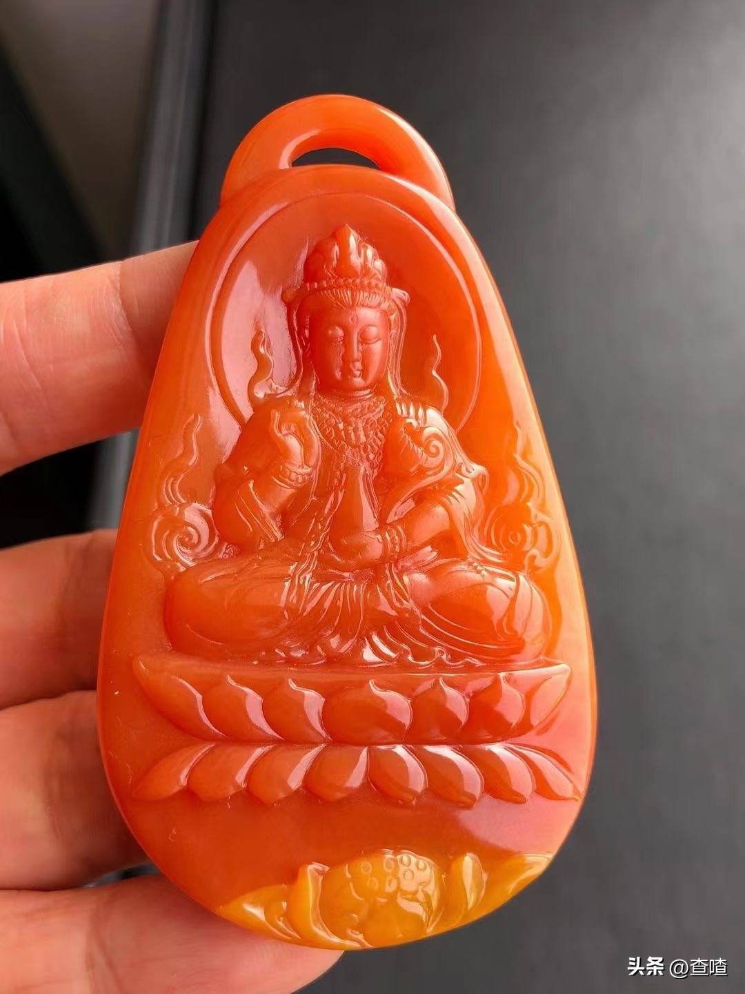 黄龙玉与翡翠到底哪个具收藏价值,黄龙玉和翡翠哪个好看