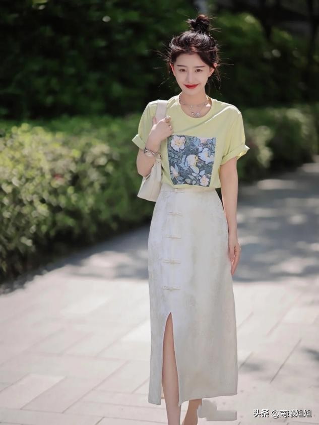 今夏穿t恤时注意避开的3款,减龄洋气显瘦爆款t恤