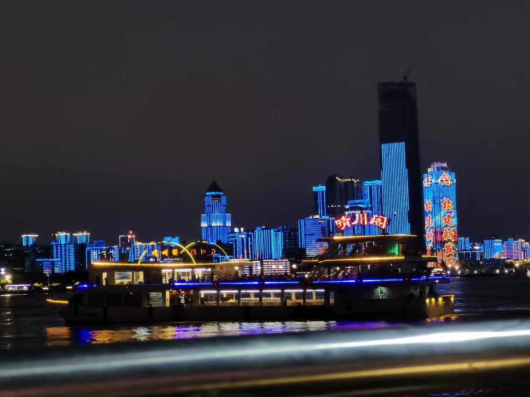 疫情里的大学校园：院长骑三轮车送饭，辣味零食成”硬通货“，上厕所要排号