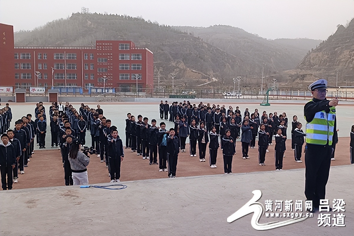 交警大队开展交通指挥手势大练兵,交警大队手势操演练