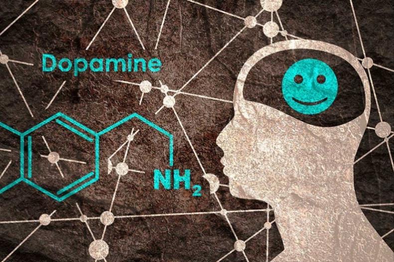 女生闻到男生身上的香味代表什么,女生闻到男生身上的香味很刺鼻