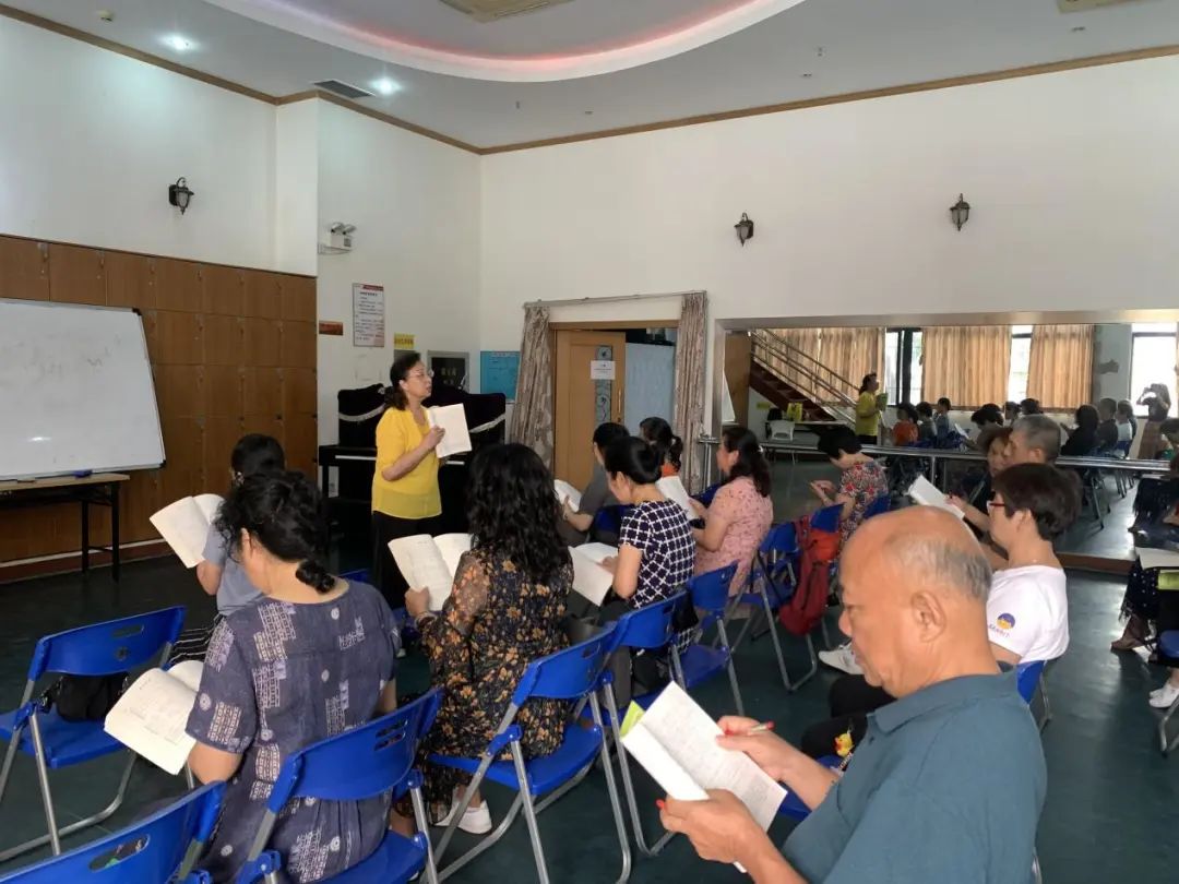 黄埔｜带领老友记们唱出精彩退休生活！你一定也听过文冲街这位合唱老师唱的歌、弹的曲