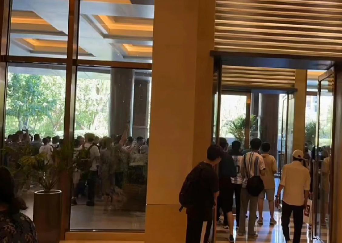 梅西私人飞机抵达北京视频,梅西乘坐私人飞机去卡塔尔