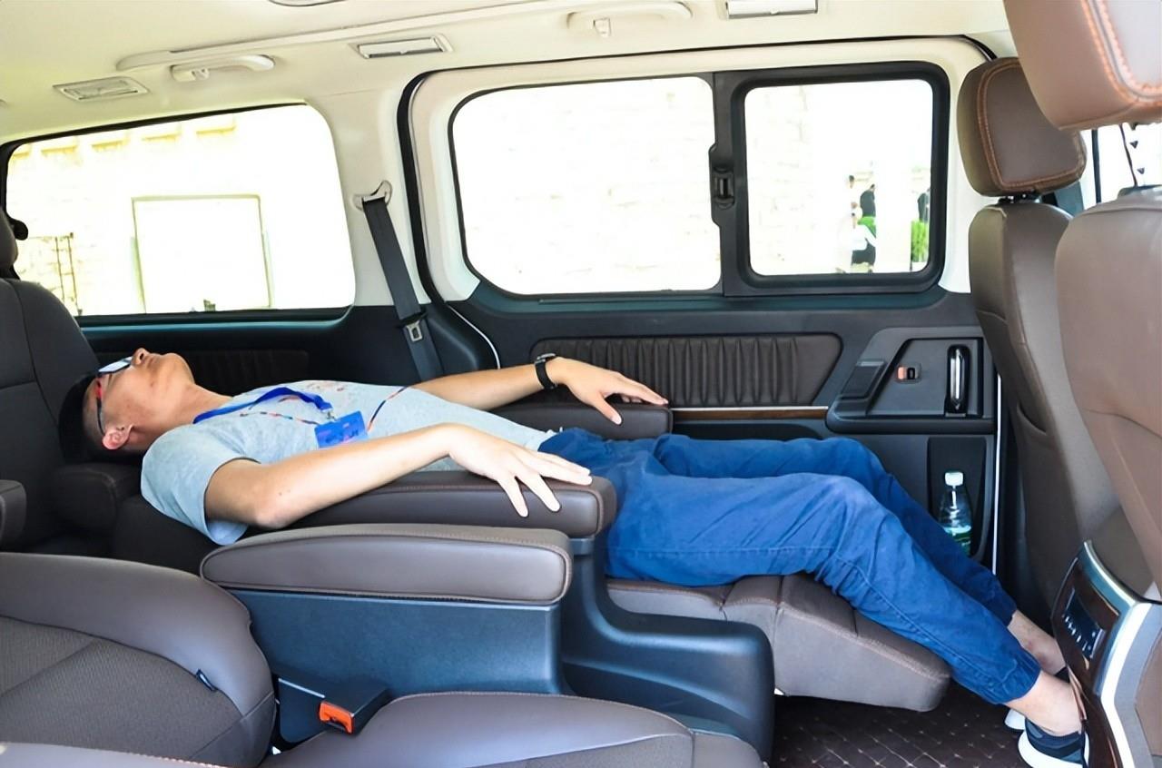 18岁男生被驾校女生教练猥亵,下半身被咬出血:那个女人就像疯狗