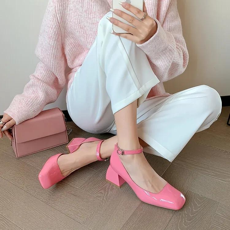 他很痴迷我穿的这双鞋子