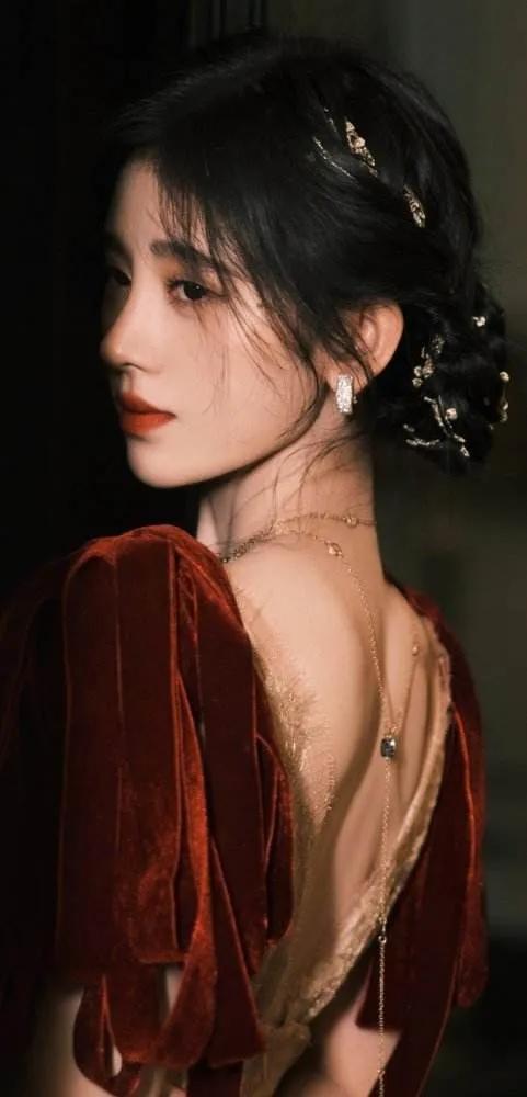 童瑶时尚芭莎红毯,杨幂惊艳亮相嘉人超级盛典红毯