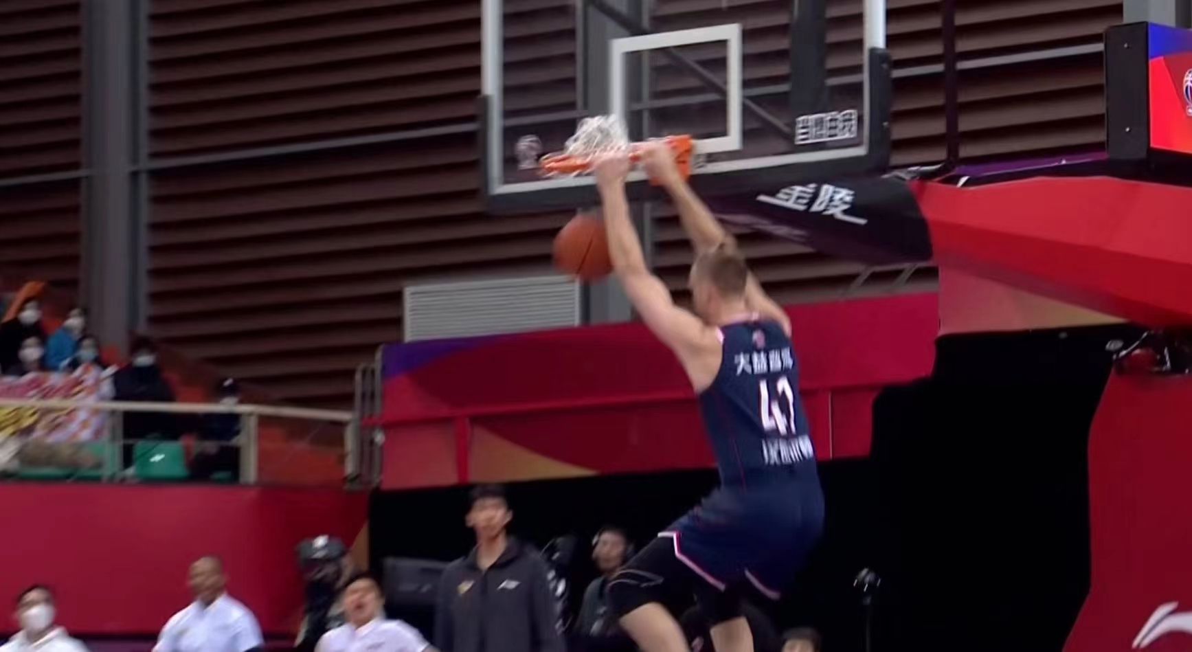 广东宏远胡明轩关键三分,宏远16分逆转江苏胡明轩